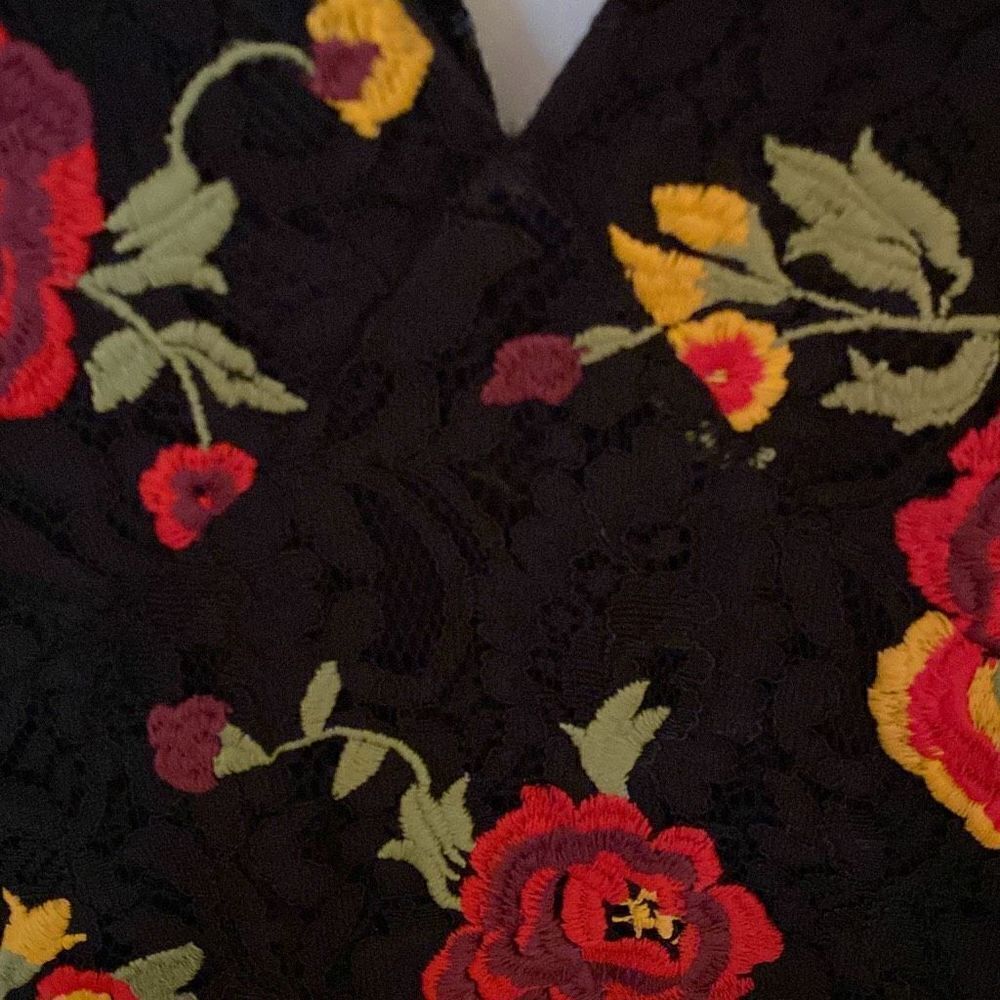 Alexa Admor Black Floral Lace Top, Size Small. - Picture 6 of 15